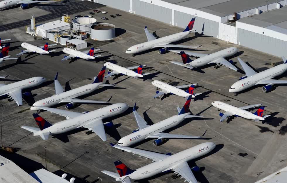   Các máy bay của hãng hàng không Delta Airlines nằm chờ do tình trạng hạn chế bay bởi dịch COVID-19. (Nguồn: Reuters)  