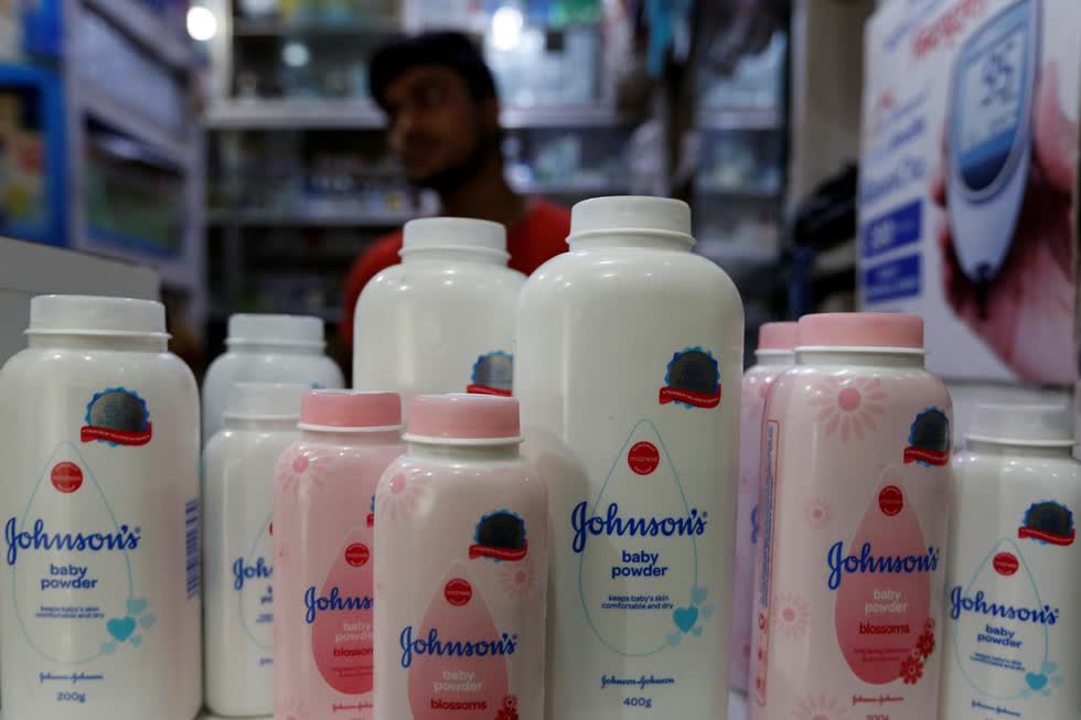 Johnson & Johnson khẳng định hãng sẽ tiếp tục phân phối sản phẩm trên thị trường thế giới ngoài Mỹ và Canada. Ảnh: Reuters.