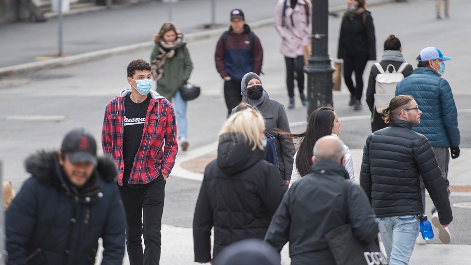 Người dân đeo khẩu trang khi đi dọc một con phố ở Montreal ngày 25/10, khi đại dịch COVID-19 tiếp tục diễn ra ở Canada và trên toàn thế giới.