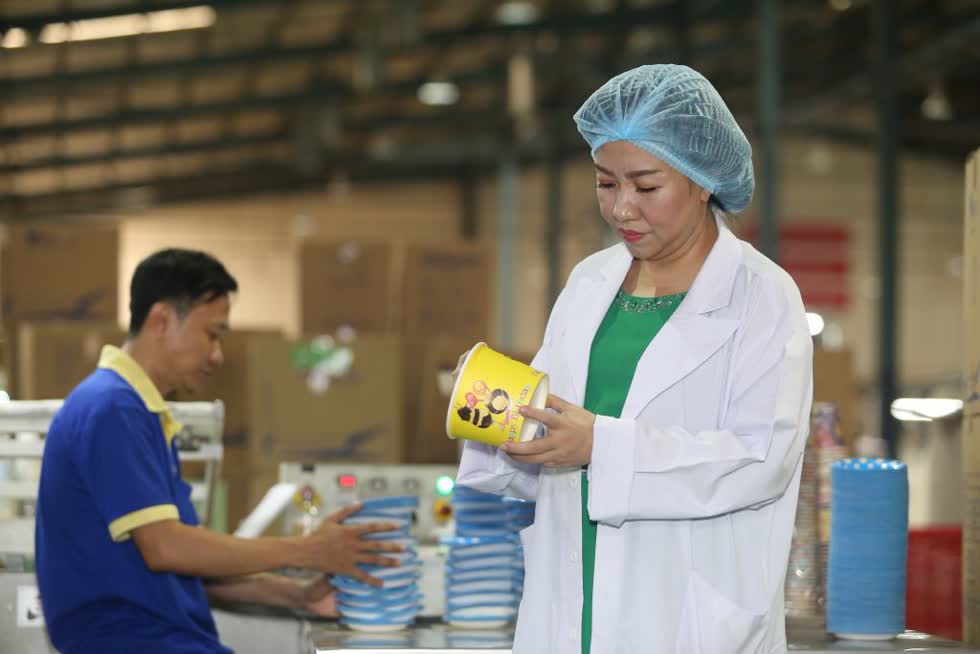 Những sản phẩm đĩa, ly, chén giấy dùng một lần khi ra mắt đã tạo một cú hích cho thị trường Việt Nam. Ảnh: Thế giới nữ doanh nhân.