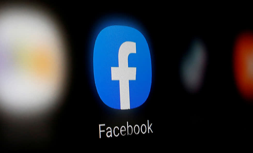 Logo của facebook được hiển thị trên điện thoại thông minh. Ảnh: Reuters