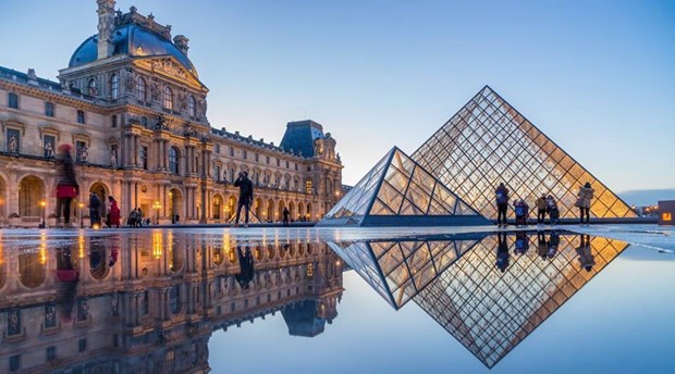   Bảo tàng Louvre mỗi năm đón gần 10 triệu du khách tham quan.  