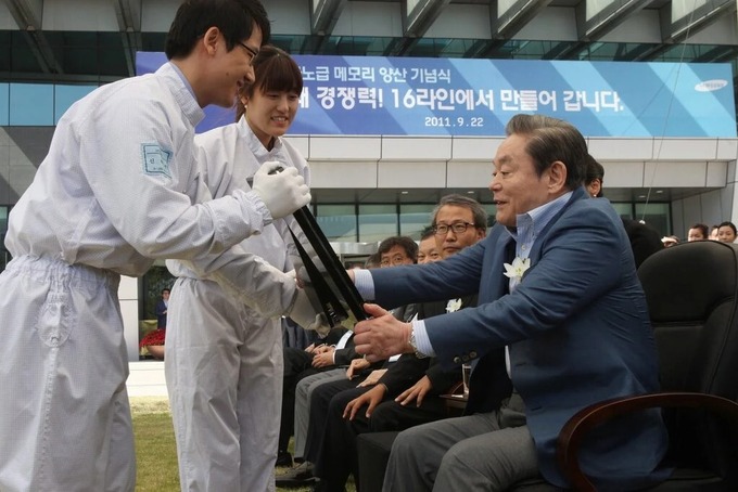   Nhân viên Samsung giới thiệu thành tựu chip nhớ với ông Lee tại Seoul năm 2011. Ảnh: European Pressphoto Agency.  