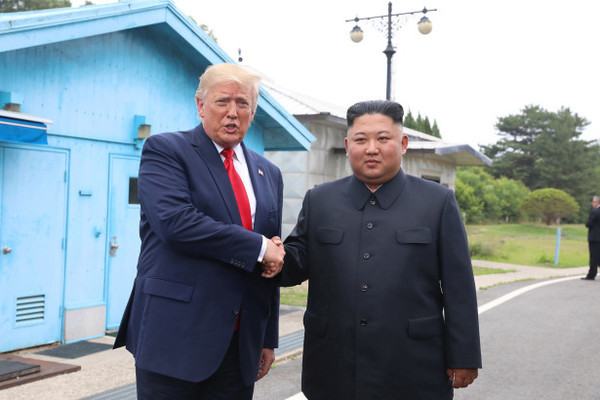Tổng thống Mỹ Donald Trump gặp lãnh đạo Triều Tiên Kim Jong-un tại Khu Phi quân sự (DMZ) hôm 30/6. Ảnh: AFP.