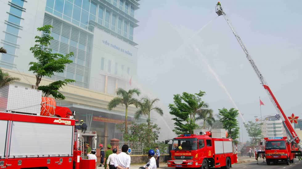 Thang chữa cháy khó thể tiếp cận các toà nhà cao tầng. Ảnh: PCCC Đà Nẵng