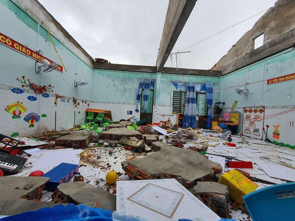 Nhiều trường học hư hỏng sau bão số 9. Ảnh: QN