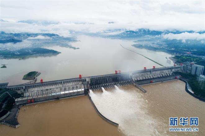 Tình trạng mưa lũ diễn biến phức tạp, đập Tam Hiệp (đập Thủy Điện lớn nhất thế giới) phải mở 3 cửa xả lũ. Ảnh: Tân Hoa Xã.