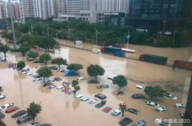Mưa lũ khiến nước ngập khắp tuyến đường tại Trung Quốc. Ảnh: TTXVN.