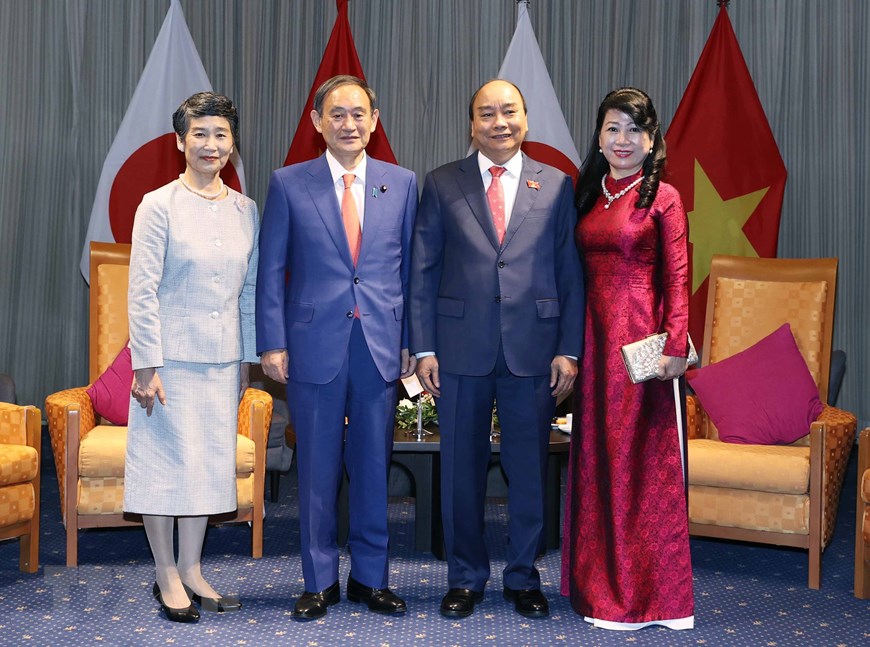 Thủ tướng Nguyễn Xuân Phúc và Phu nhân cùng Thủ tướng Nhật Bản Suga Yoshihide và Phu nhân tại Lễ tiễn. Ảnh: TTXVN