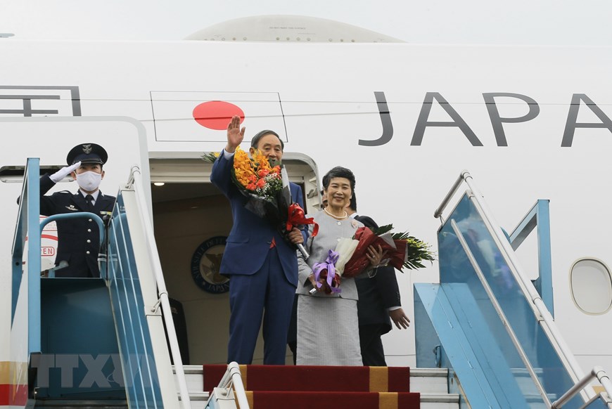 Thủ tướng Nhật Bản Suga Yoshihide và Phu nhân chào Việt Nam để trở về Nhật. Ảnh: TTXVN