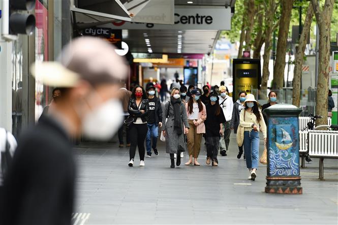 Người dân đeo khẩu trang phòng lây nhiễm COVID-19 tại Melbourne, Victoria, Australia, ngày 19/10/2020. Ảnh: THX/TTXVN