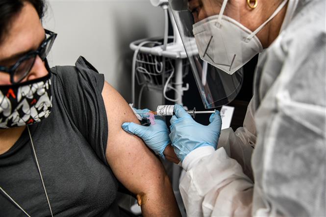 Tiêm vaccine phòng COVID-19 tại Hollywood, Florida, Mỹ, ngày 13/8/2020. Ảnh: AFP