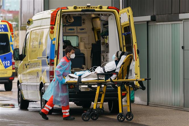 Nhân viên y tế chuyển bệnh nhân mắc COVID-19 tới một bệnh viện ở Burgos, Tây Ban Nha. Ảnh: AFP/TTXVN