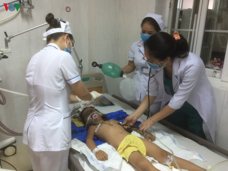 Bé Nay H'Đa đang được điều trị tích cực tại khoa Hồi sức cấp cứu nhi và nhi sơ sinh, Bệnh viện Đa khoa vùng Tây Nguyên.