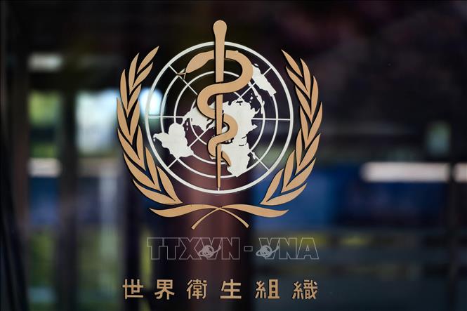   Biểu tượng của Tổ chức Y tế thế giới tại trụ sở ở Geneva, Thụy Sĩ ngày 15/4/2020. Ảnh: AFP/TTXVN  