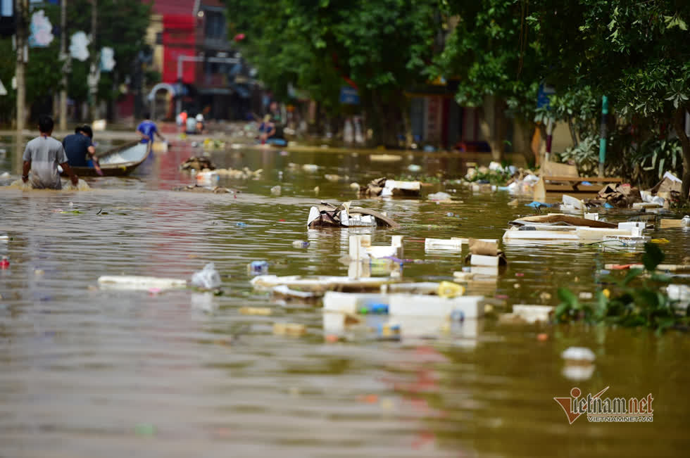 Sau lũ, rác bủa vây trên khắp đường phố tại thị trấn Kiến Giang, Lệ Thuỷ. Ảnh: Vietnamnet