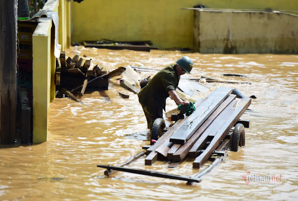 Người dân tại xã An Thủy, huyện Lệ Thủy cho biết, hiện lũ bắt đầu rút, nhưng đến giờ nhà vẫn còn ngập gần 1,5m. Ảnh: Vietnamnet