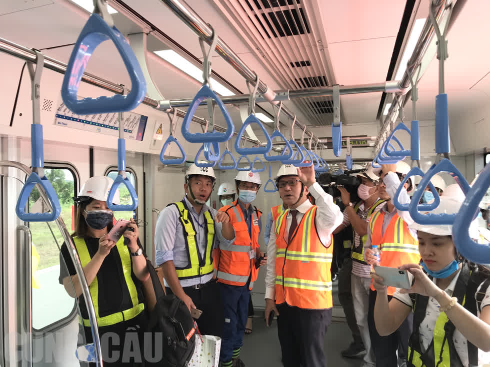  Các chuyên gia kỹ thuật cùng đội ngũ kỹ sư, nhân viên Depot Long Bình tham quan bên trong tàu metro.