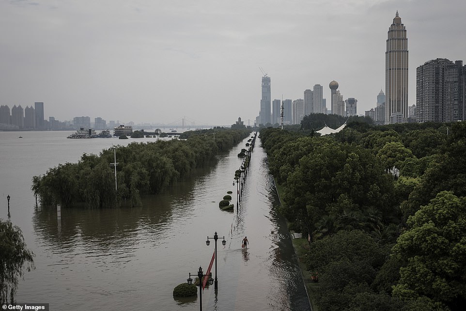   Vũ Hán đã tuyên bố cảnh báo đỏ về lũ lụt bởi những trận mưa lớn. Bức ảnh được chụp vào ngày 13/7 cho thấy một người bơi lội lội trong nước trong một công viên địa phương ở Vũ Hán.  