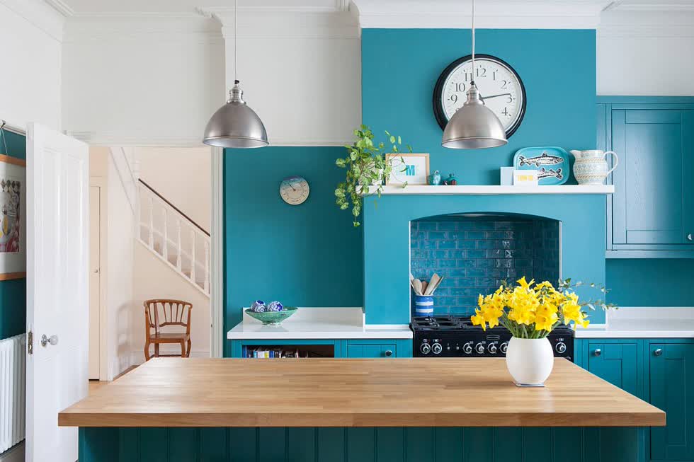 Phòng bếp màu xanh ngọc lam mang đến sự tươi mới, tạo điểm nhấn với màu ngọc lam trong nhà bếp vào mùa hè này.