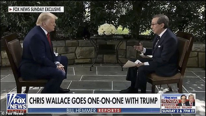 Tổng thống Trump (trái) trả lời phỏng vấn với đài Fox News phát sóng hôm 19/7. Ảnh: Fox News.