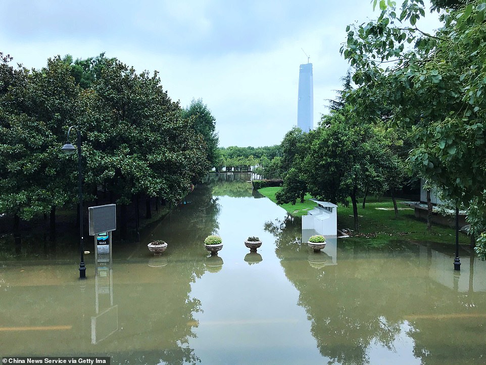   Bức ảnh được chụp vào ngày 13/7 cho thấy một trong những con đường và cây cối bị chìm một phần trong nước trên bờ sông Dương Tử ở thành phố Vũ Hán.  