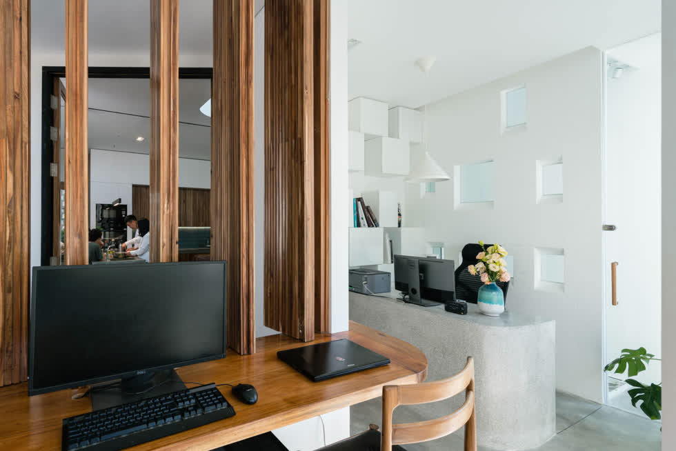 Khu vực văn phòng ở tầng 2 tràn ngập ánh nắng nhờ hệ thống cửa sổ được sắp xếp khoa học từ mặt tiền, tường ngăn và góc cầu thang, tiếp thêm nguồn năng lượng cho gia chủ trong những ngày làm việc mệt mỏi.