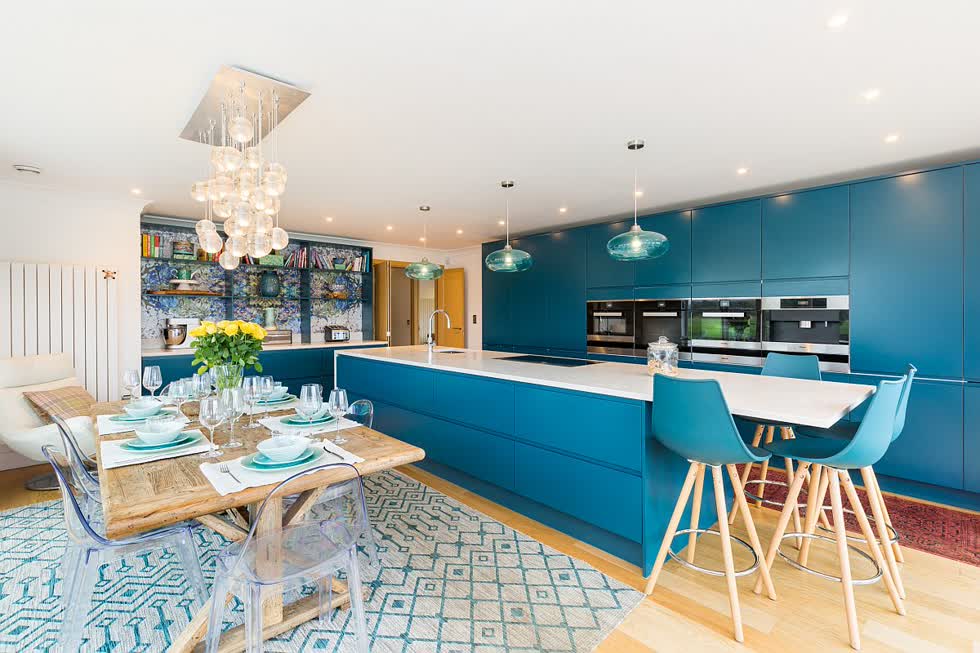   Kệ tủ bếp và bàn đảo màu xanh ngọc cân đối với sắc trắng chủ đạo của tường, trần nhà. Cách phối màu này giúp gia tăng chiều sâu cho căn phòng.  