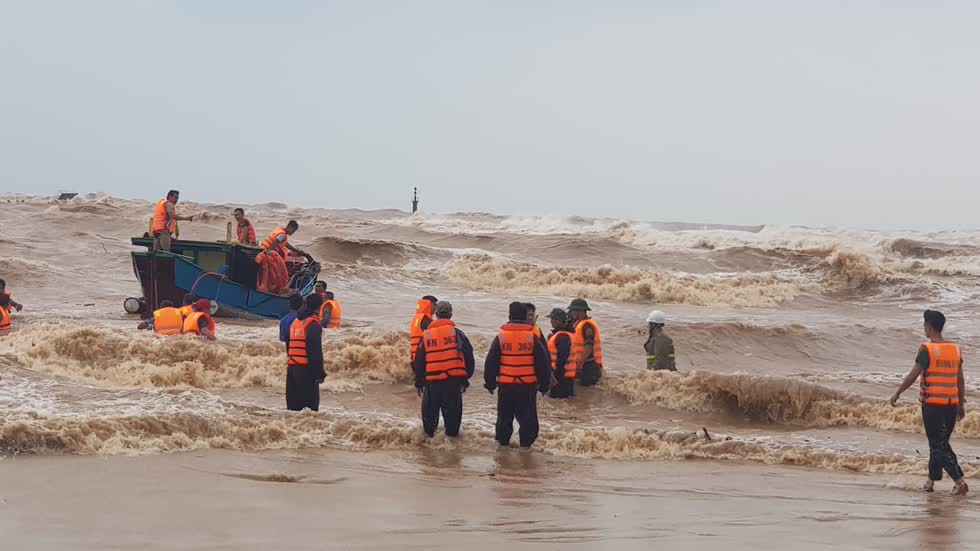 Lực lượng cứu nạn cứu tám thuyền viên trên tàu Vietship 01 bị mắc cạn tại Quảng Trị. Ảnh: báo Nhân Dân