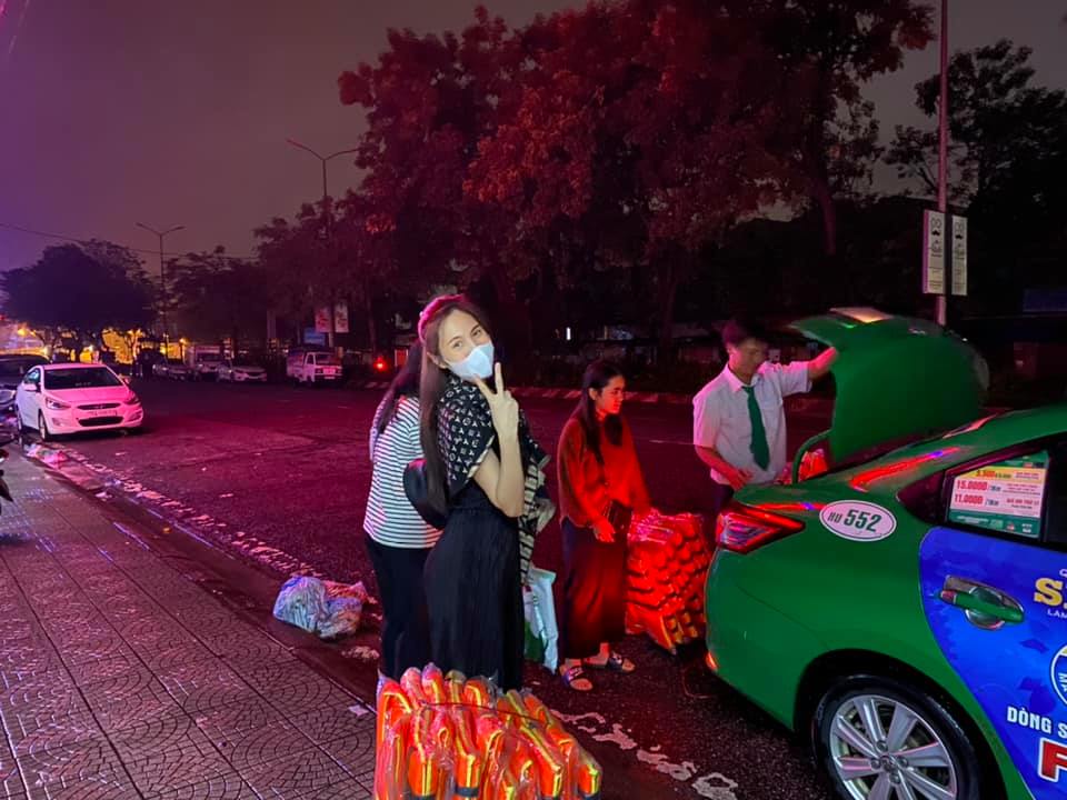 Ca sĩ Thủy Tiên đã có mặt ở Huế để hỗ trợ đồng bào miền Trung. Ảnh: Facebook nhân vật