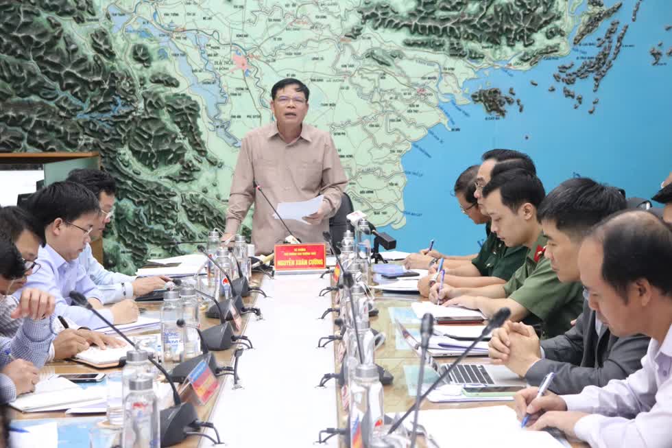   Bộ trưởng Bộ NN&PTNT Nguyễn Xuân Cường chỉ đạo tại cuộc họp sáng 15/10: Việc quản trị hệ thống hồ, cả hồ thuỷ điện và các hồ thuỷ lợi là nhiệm vụ quan trọng nhất. Ảnh: VGP  