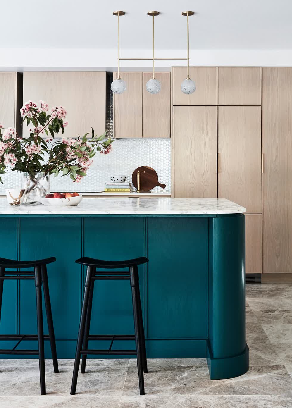   Bổ sung cho nhà bếp của bạn bằng cách nâng cấp với đảo bếp màu ngọc lam nổi bật và mặt bàn bằng đá cẩm thạch.  