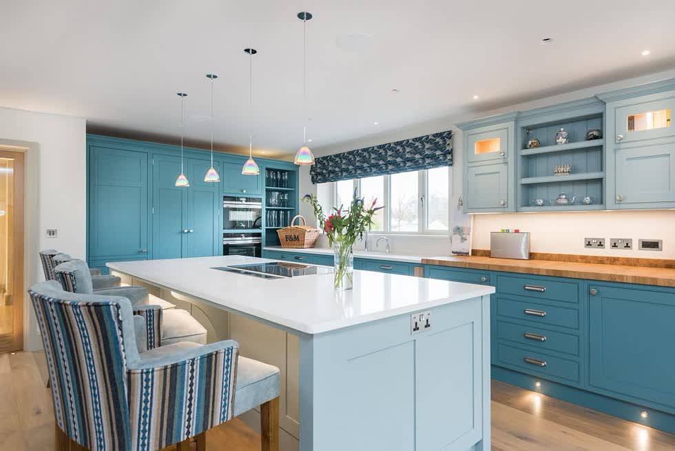   Nhà bếp theo phong cách bãi biển Snazzy với các sắc thái khác nhau của màu xanh vừa vui tươi vừa hiện đại, tràn đầy năng lượng cho không gian phòng bếp mùa hè.  