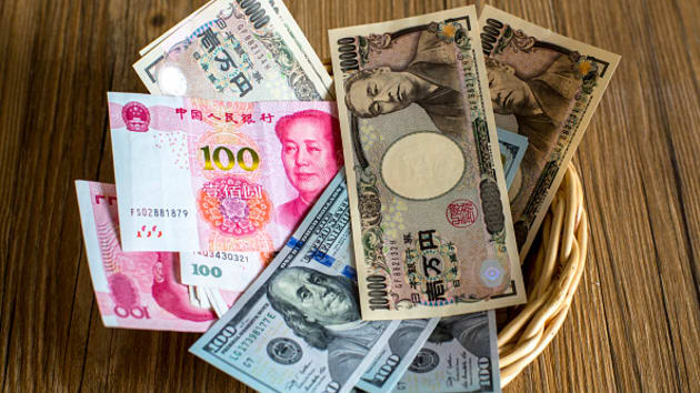 Trung Quốc đang tìm cách hạ giá đồng nhân dân tệ bằng việc hoán đổi nhờ trái phiếu Nhật Bản. Ảnh: Getty