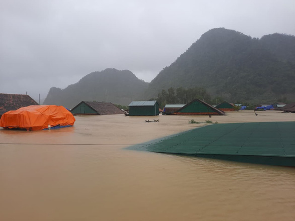 Nhiều khu vực tại Quảng Bình ngập sâu trong nước lũ từ chiều tối 18/10. Ảnh: TT