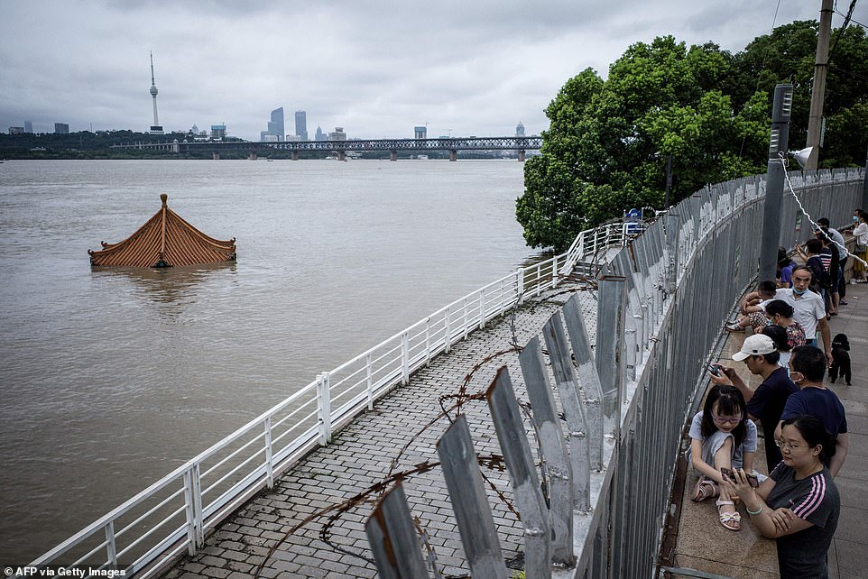   Hôm 17/7, nhà chức trách Vũ Hán cho rằng mực nước của sông Dương Tử có thể ở mức 28 mét 
