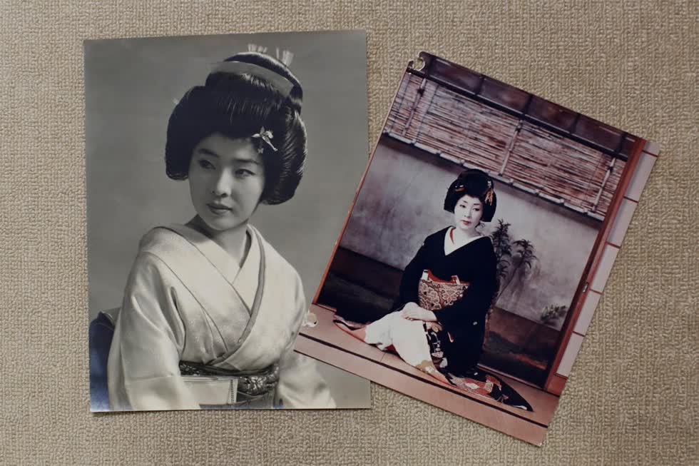   Những bức ảnh cũ của Ikuko được chụp sau khi cô chuyển đến Tokyo vào năm 1964, (ảnh trái) và Ikuko chải tóc giả khi bà sẵn sàng làm việc tại một bữa tiệc được khách hàng tổ chức ở một nhà hàng sang trọng.