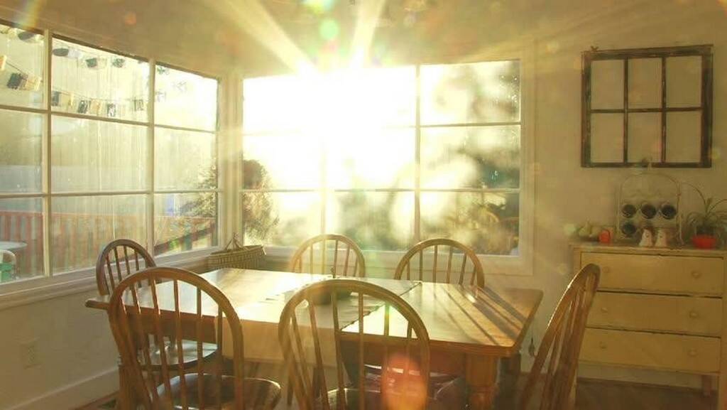 Cửa sổ hướng Tây phải chịu ánh nắng gay gắt cả ngày, không quá thích hợp để bố trí cửa sổ.