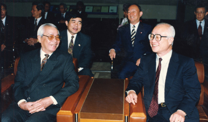Năm 1993, Chủ tịch Tập đoàn Daewoo, Kim Woo Choong, đã gặp Thủ tướng Việt Nam Võ Văn Kiệt. 