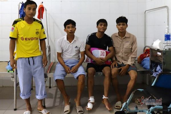 Bốn công nhân thoát chết tại thủy điện Rào Trăng 3 đang điều trị tại Bệnh viện đa khoa Bình Điền. Ảnh: Vietnamnet 