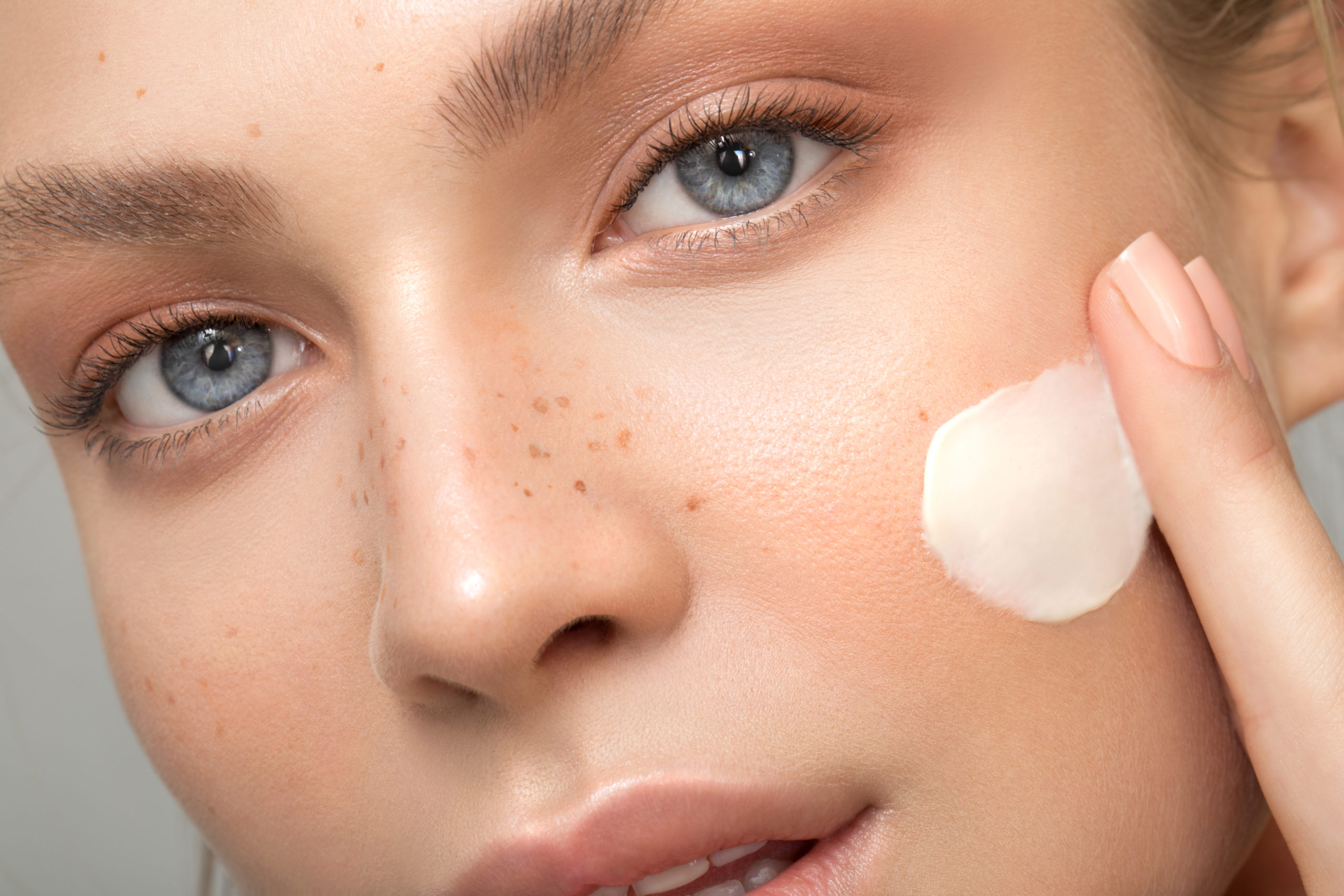 Kem dưỡng da mặt thường chứa các thành phần hoạt tính chuyên biệt và đắt tiền hơn. Ảnh: Getty Images. 