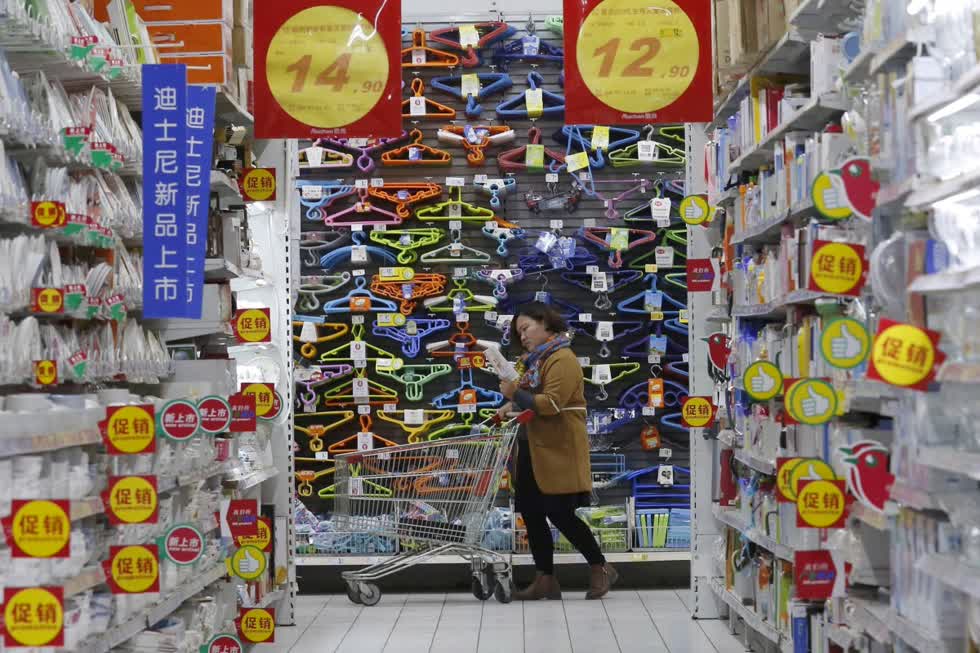 Khách hàng đang mua sắm tại đại siêu thị của Sun Art. Ảnh: Reuters