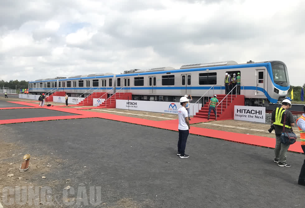 Đoàn tàu đầu tiên của Metro số 1 sau khi được ráp hoàn chỉnh trên đường ray tạm tại Depot Long Bình, có chiều dài 3 toa là 61,5 mét.