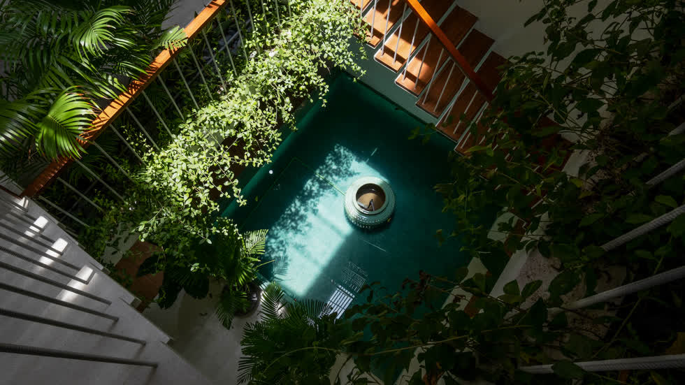 Một hồ nước nhỏ được thiết kế ở tầng một, ngay trung tâm của giếng trời, kết hợp với khả năng thông gió tự nhiên để giữ được nền nhiệt mát mẻ trong nhà.