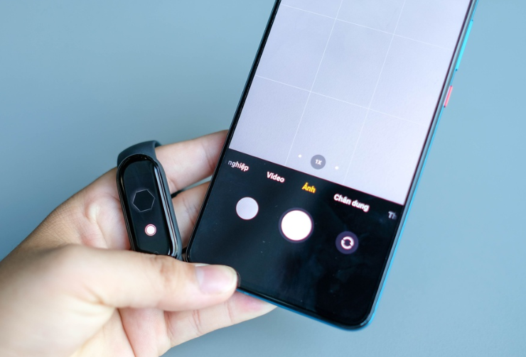 Thiết bị cũng có thể điều khiển camera trên điện thoại. 