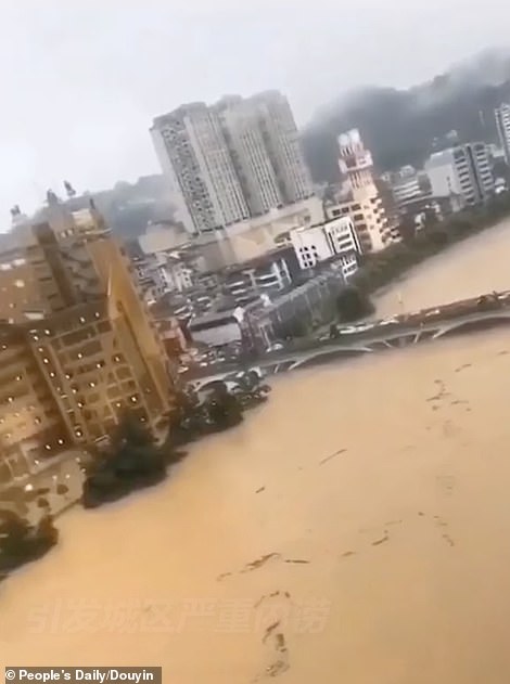    Những hình ảnh trên là ảnh chụp màn hình của một clip khác do People Daily phát hành trên Douyin giống TikTok của Trung Quốc. Đoạn video lệch lạc cho thấy hàng chục chiếc ô tô 'nổi như thuyền' ở thành phố Oblhi của Hồ Bắc sau khi đường phố bị nhấn chìm bởi dòng nước lũ.  