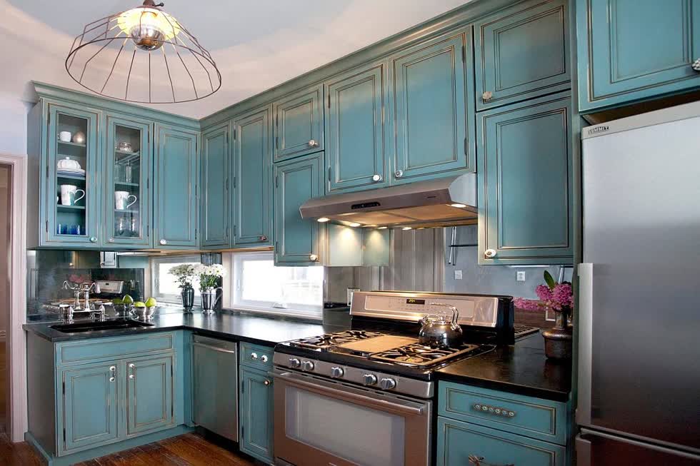   Nhà bếp truyền thống từ những năm 1920 được tân trang lại với những chiếc tủ màu ngọc lam tuyệt đẹp.  