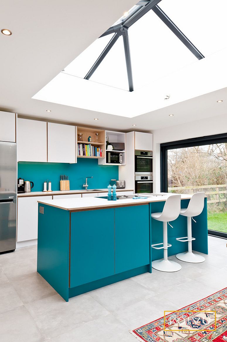   Phòng bếp màu xanh ngọc lam thoáng sáng hơn nhờ khung cửa kính vòm trên mái.  