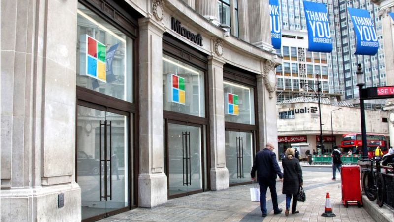   Khung cảnh bên ngoài cửa hàng Microsoft, hiện đóng cửa, ở Oxford Circus, London.  