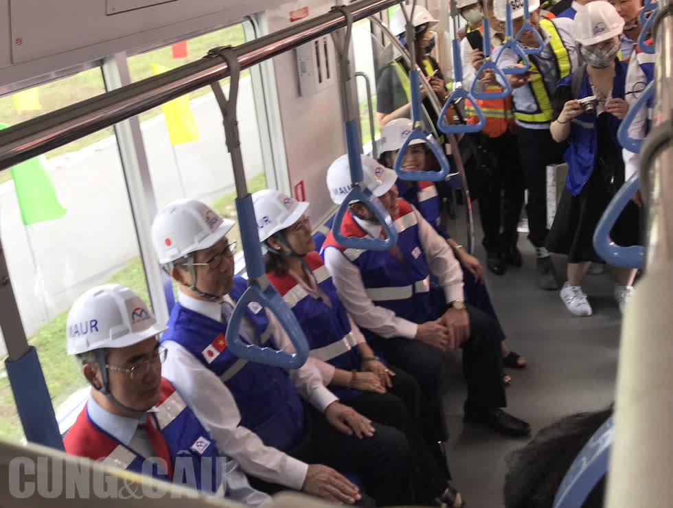 Ông Nguyễn Thiện Nhân (ngoài cùng bên trái) cùng các vị lãnh đạo ngồi thử hàng ghế của đoàn tàu thuộc metro số 1.